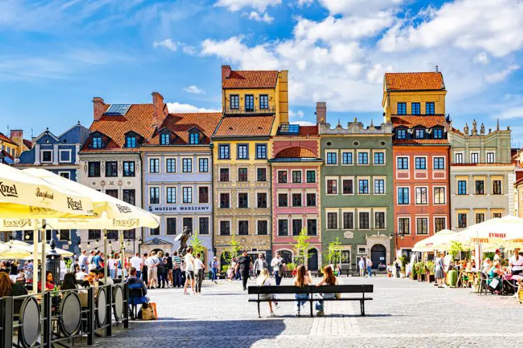 Turistas passeando pelo centro da cidade na Europa.
