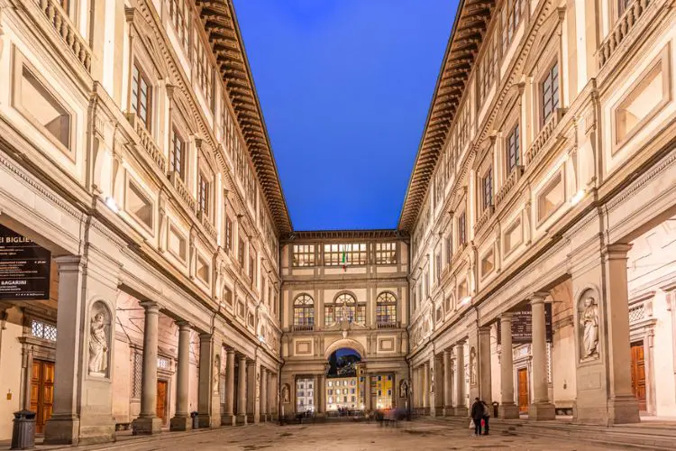 Fachada da Galeria Uffizi em Florença, com arquitetura renascentista e corredores externos do museu.