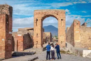 Turistas durante visita a Pompeia