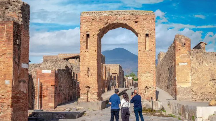 Turistas durante visita a Pompeia