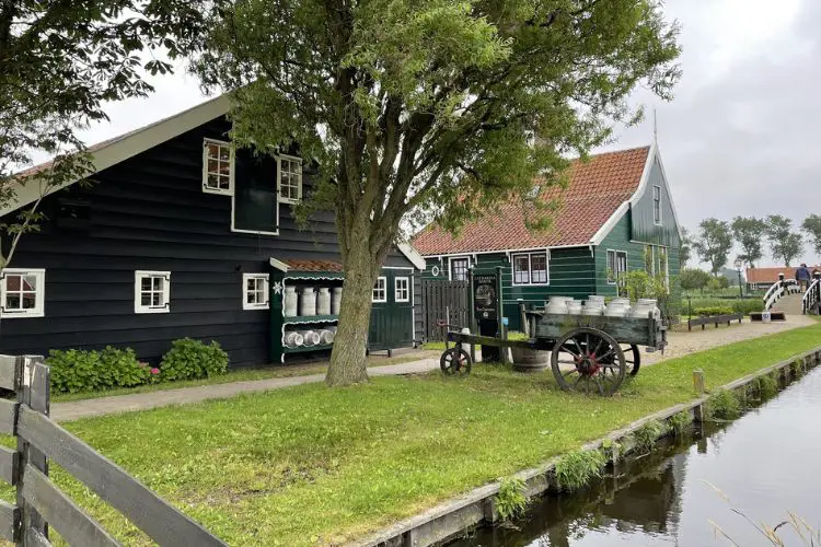 Casas tradicionais de madeira em Zaanse Schans às margens de um canal.