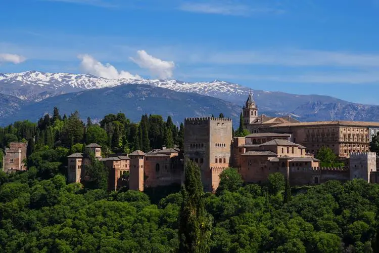 Visitar a Alhambra em um bate e volta de Sevilha.