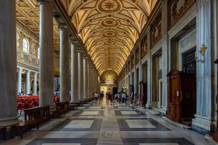 Visitantes com ingresso na Basílica de Santa Maria Maior.