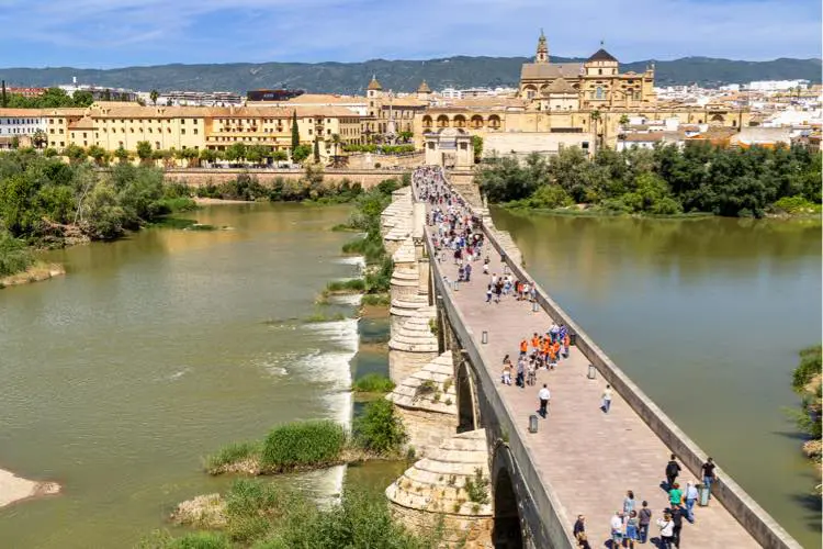Edifícios no centro histórico de Córdoba, em dia de sol
