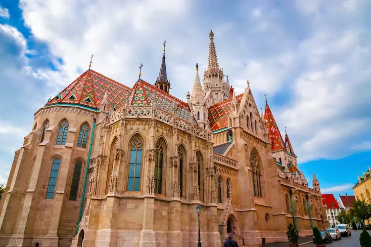 Igreja de Matias em Budapeste com telhado colorido e arquitetura gótica.