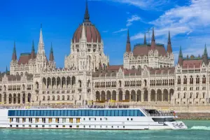 Barco de passeio no Danúbio em Budapeste.