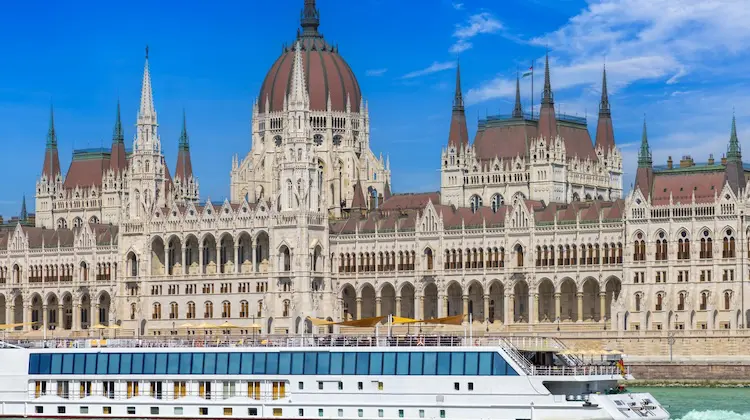 Barco de passeio no Danúbio em Budapeste.