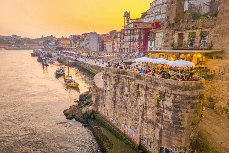 Turistas na Ribeira do Porto, no rio Douro