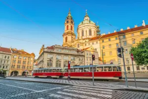 Tram percorrendo as ruas de Praga