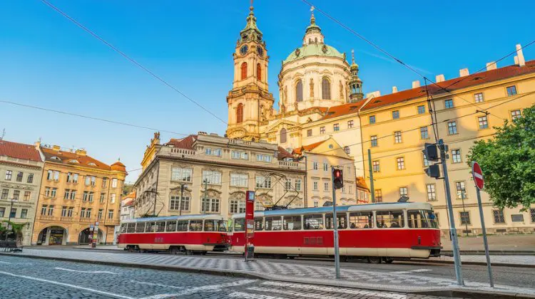 Tram percorrendo as ruas de Praga