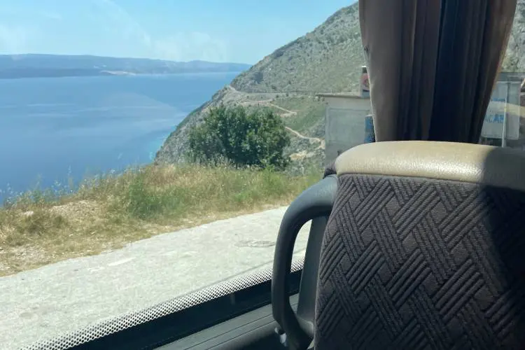 Vista de janela de ônibus em viagem na Europa