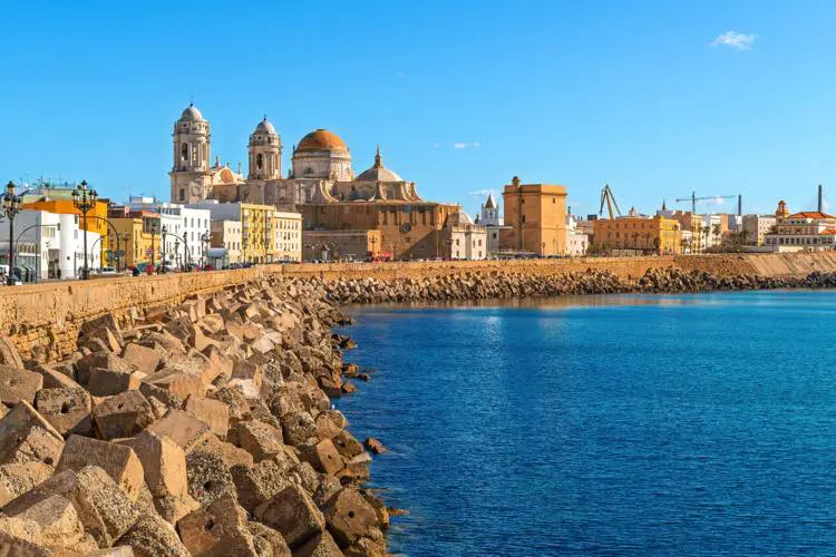 Mar e rochas de Cádiz, em dia de sol.